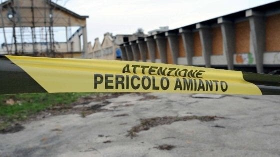 Nessun responsabile per le vittime dell’amianto dell’ex Fibronit, delusi i familiari: “Ci troviamo senza un colpevole”