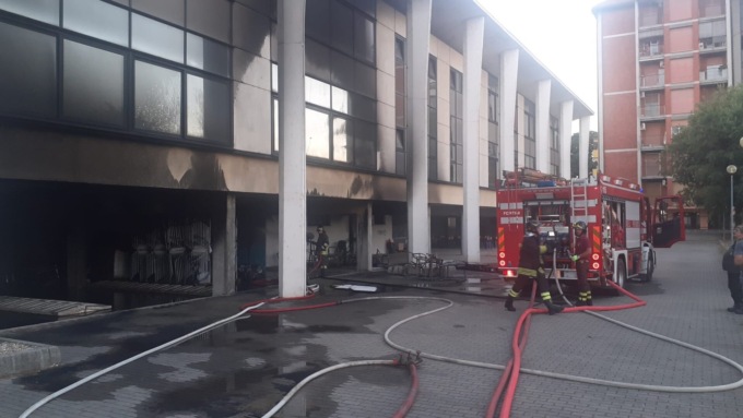 Incendio alle scuole medie di Mortara: a fuoco 300 banchi