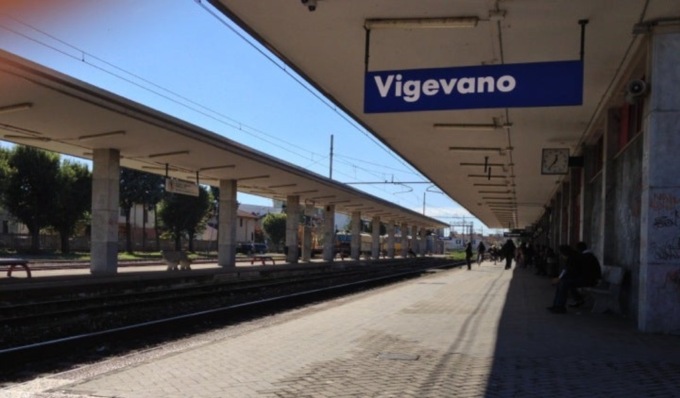 Supera la linea gialla mentre il treno arriva in stazione, 46enne vivo per miracolo
