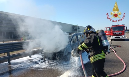 Auto a fuoco in A7, autostrada chiusa e vigili del fuoco al lavoro