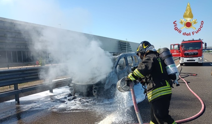 Auto a fuoco in A7, autostrada chiusa e vigili del fuoco al lavoro