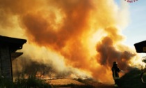 Incendio sterpaglie a Canneto Pavese, le fiamme lambiscono le abitazioni