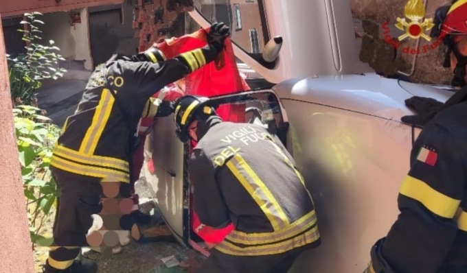Incidente stradale a Pavia: auto si ribalta, due persone ferite