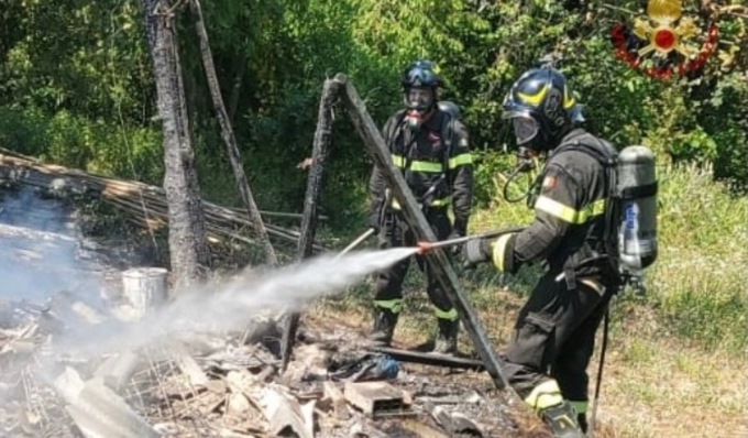 Incendio a San Damiano al Colle, baracca distrutta dalle fiamme