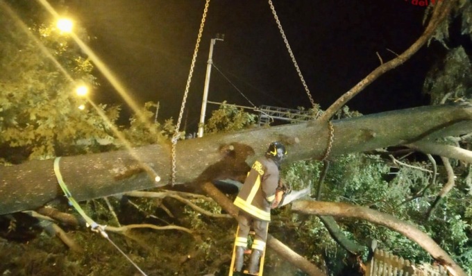 Forte pioggia, vento e grandine in provincia di Pavia: sospesa la circolazione sulla Mortara-Milano