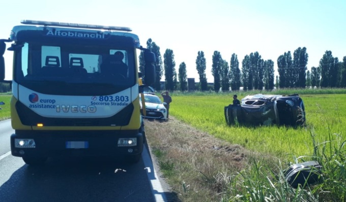 Esce di strada con l’auto e si ribalta in un campo: ferita una ragazza di 29 anni