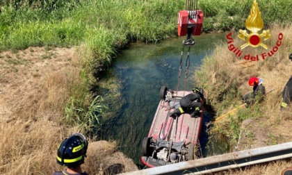 Capotta con l'auto nel fosso pieno d'acqua: una 21enne trasportata al San Matteo