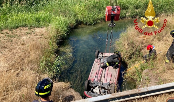 Capotta con l’auto nel fosso pieno d’acqua: una 21enne trasportata al San Matteo