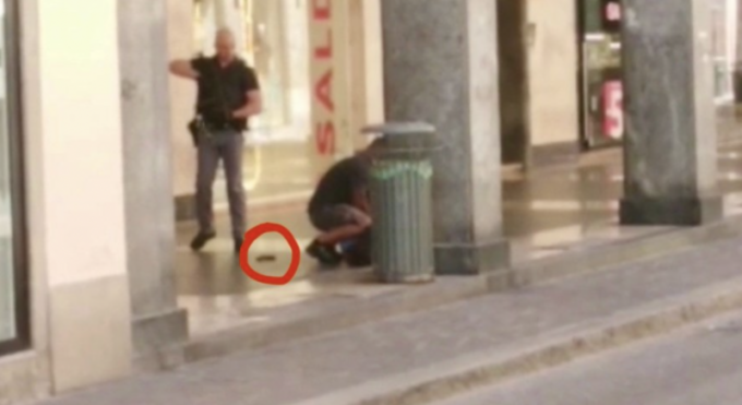 Gira armato di pistola, paura nel centro storico di Pavia