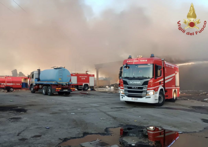 Diossina nell’aria dopo l’incendio al centro raccolta rifiuti di Voghera: stop alla raccolta e al consumo di verdure