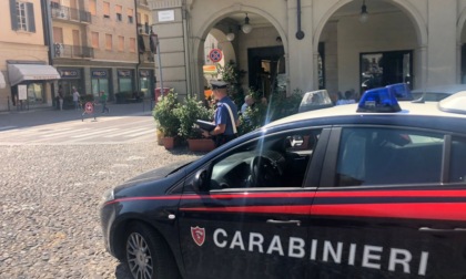 Spari in piazza Duomo a Voghera, 52enne gambizzato dopo una lite: arrestato 36enne