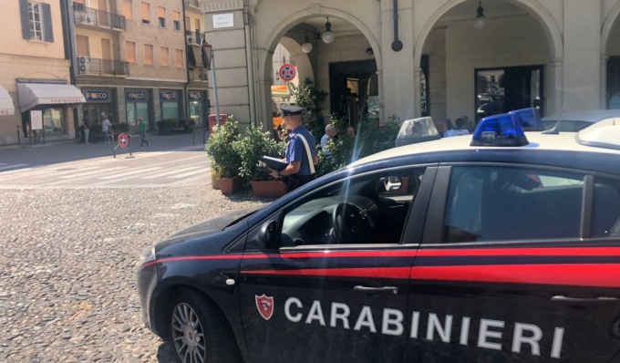 Spari in piazza Duomo a Voghera, 52enne gambizzato dopo una lite: arrestato 36enne