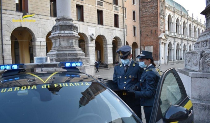 Bancarotta e autoriciclaggio: arrestato imprenditore, sequestri per 800mila euro