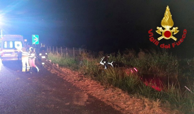 Auto fuori strada sulla A1: tre giovani feriti, uno portato al San Matteo in elisoccorso