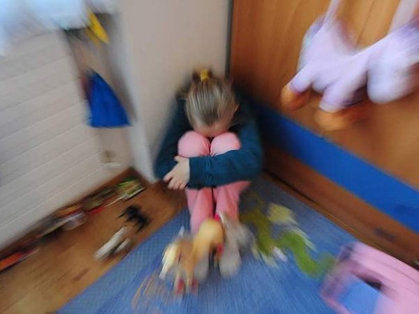 Voghera, 9 anni di violenze sessuali nei confronti della figlia: madre condannata in appello