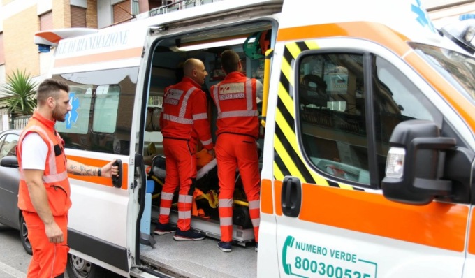Cade, sbatte la testa e perde conoscenza: donna grave al San Matteo
