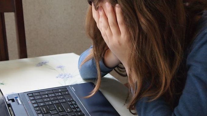 Maestra bullizza un suo alunno in chat, la mamma la scopre e invece delle scuse si becca una denuncia