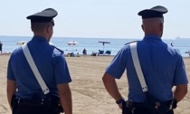 Giovane mamma di Pavia lascia i figli piccoli da soli in spiaggia e torna ubriaca: denunciata