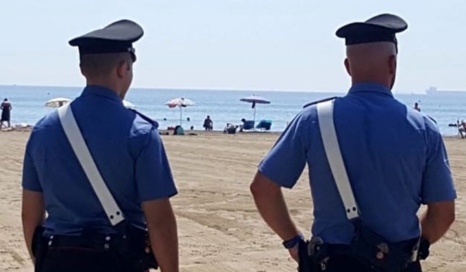 Giovane mamma di Pavia lascia i figli piccoli da soli in spiaggia e torna ubriaca: denunciata