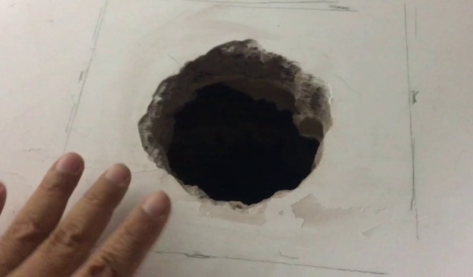 Buca il muro per picchiare il vicino, poi aggredisce i militari e tenta di lanciarsi dalla finestra