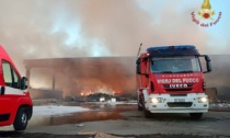 Grosso incendio a Voghera, in fiamme il centro raccolta rifiuti di Asm
