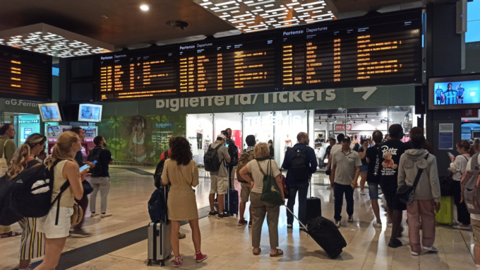 Treni, estate calda di disservizi e disagi: il viaggio casa-lavoro peggio di un’odissea