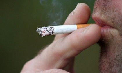 Mortara: fa cadere un mozzicone di sigaretta e rischia di bruciare il condominio