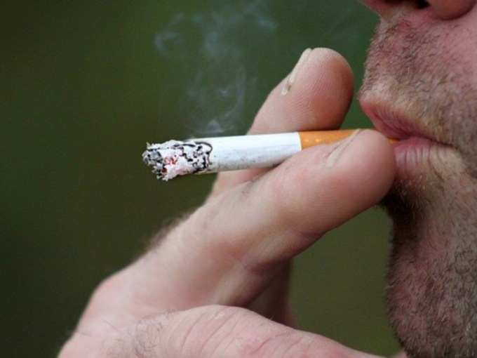 Mortara: fa cadere un mozzicone di sigaretta e rischia di bruciare il condominio