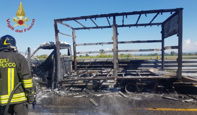 Furgone a fuoco in A7: mezzo distrutto e traffico nel caos