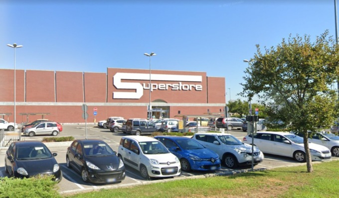 Rubano televisori e alcolici al supermercato poi si danno alla fuga, ma escono di strada e vengono arrestati