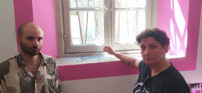 Centro LGBTI+ sotto attacco: insulti, lanci di spazzatura e finestre fracassate