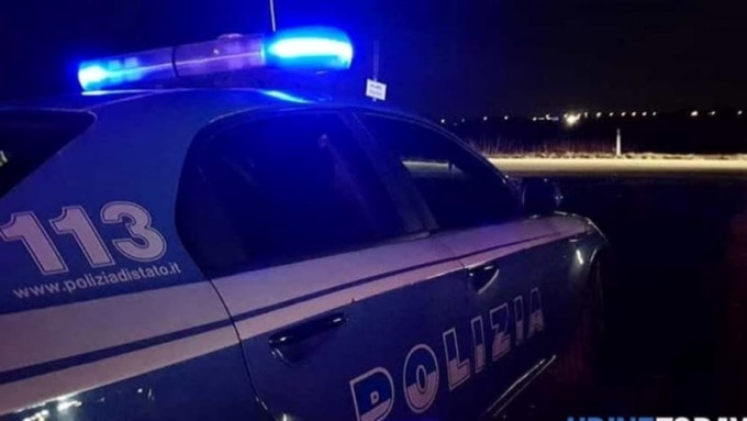 Colpisce la fidanzata con un televisore, il fratello della ragazza lo uccide a botte