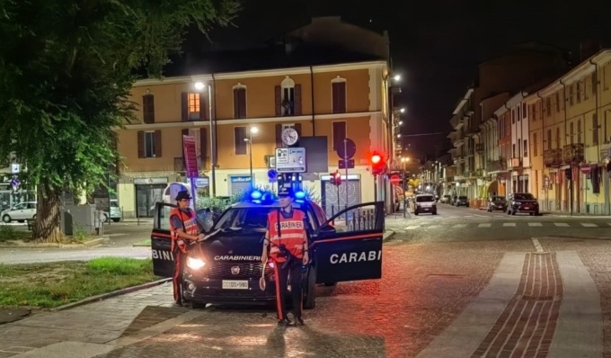 Il barista non gli serve da bere perchè già ubriaco, lui dà in escandescenza