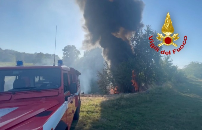 Bruciano vegetazione e liquido infiammabile: maxi intervento dei Vigili del Fuoco