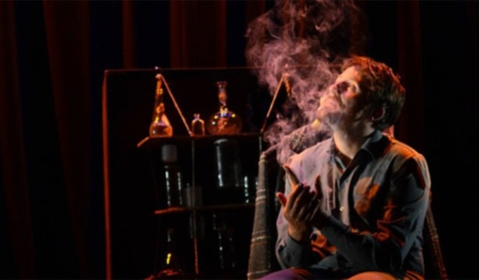 “Le Fumiste”: teatro, clownery e narrazione emotiva nel Cortile del Broletto