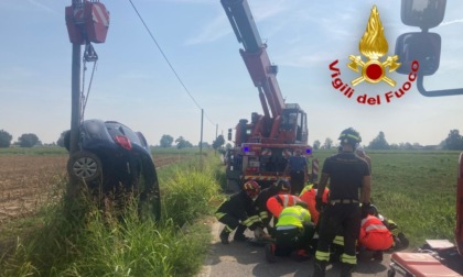Esce di strada e finisce in un fossato, anziana al San Matteo in elisoccorso