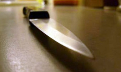 Al culmine di una lite estrae un coltello e colpisce più volte il rivale, 39enne gravissimo in ospedale