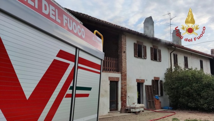 Incendio in abitazione, le fiamme investono il primo piano e il solaio
