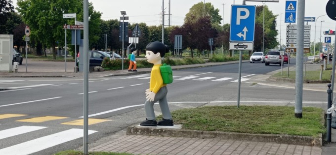 A Castello D’Agogna arrivano Bea e Leo, due pupazzi che rallentano le auto