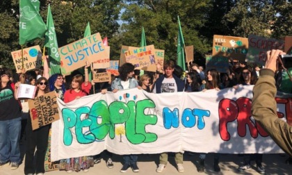 Friday For Future: 500 studenti in piazza a Pavia per la giustizia climatica