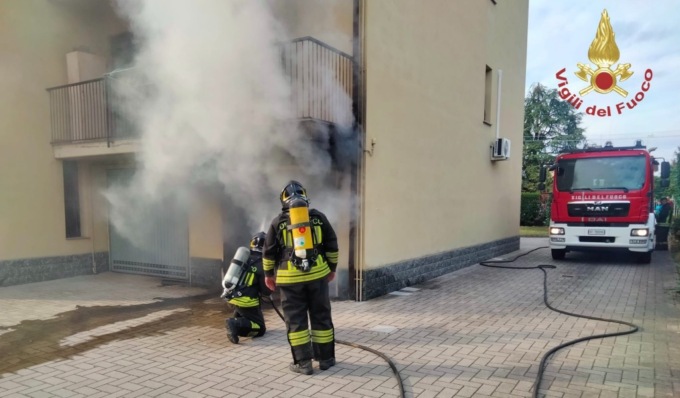 Diversi veicoli a fuoco all’interno di un box auto di un condominio