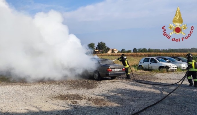 Vettura prende fuoco in un autodemolitore: arrivano i Vigili del Fuoco