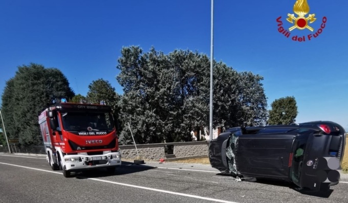 Scontro tra due auto, una si ribalta: due donne e un uomo feriti