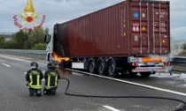 Tir alimentato a gas naturale prende fuoco sulla A7, autostrada chiusa