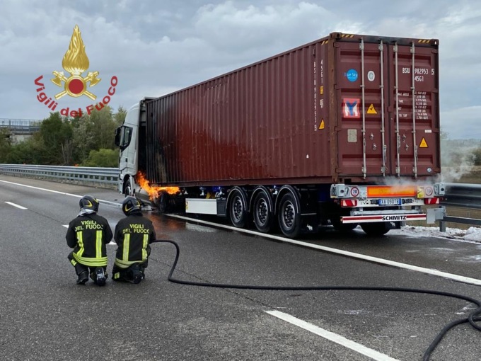 Tir alimentato a gas naturale prende fuoco sulla A7, autostrada chiusa