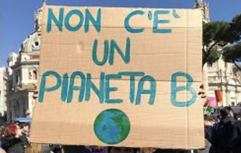 Studenti portati in Questura a Voghera durante una protesta contro il cambiamento climatico