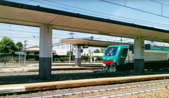 Inciampa mentre attraversa i binari e viene investito dal treno, 58enne gravissimo