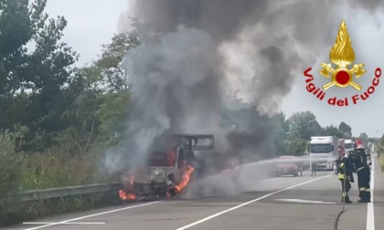 Le foto del furgone in fiamme sulla provinciale, autista in salvo e strada chiusa