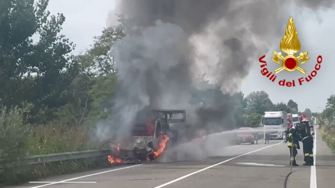 Le foto del furgone in fiamme sulla provinciale, autista in salvo e strada chiusa
