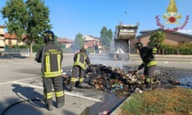I rifiuti del camion della raccolta differenziata prendono fuoco: incendio domato